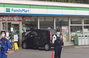 【速報】コンビニに車突っ込む　未就学の女児含む4人搬送　千葉市　アクセルとブレーキ踏み間違えたか