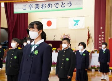 卒業生が父母にサプライズ　感謝伝えるコサージュ　巣立ちの季節、希望胸に…　千葉・いすみ