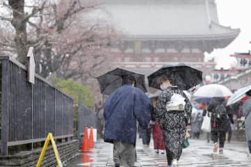 気温低下、平野部でも雪　都心1.8度、みぞれ降る