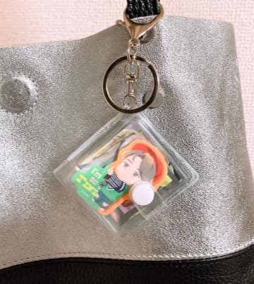 セリアの「アルバムキーホルダー」が推し活によさげ。好きな写真を入れて持ち歩ける。
