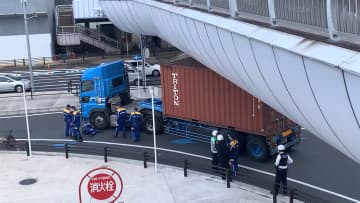 自転車と大型トレーラー衝突　30代女性と女児の親子けが