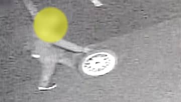 車のホイール窃盗の瞬間　高級品だけ狙い被害100万円　カメラの前で大胆犯行