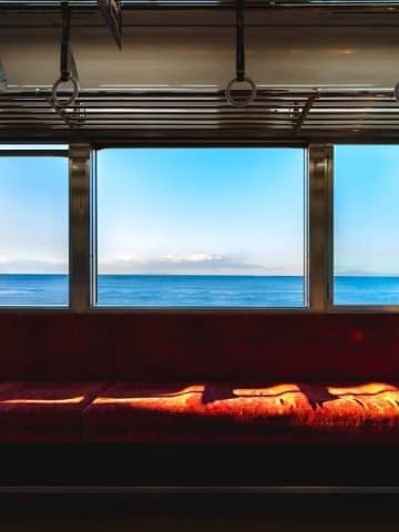 【エモい】千尋とカオナシが乗車中⁉ 電車の中から写した風景が「まさしく映画のワンシーン」「その...