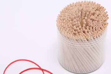 つまようじが“鍼”に大変身！脊柱管狭窄症ケアのアイデア