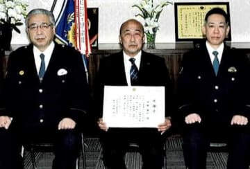 同僚の車が盗まれそうに…！容疑者を目撃、取り押さえ　逮捕に協力した会社員に感謝状　君津署