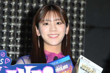 貴島明日香「魔女っぽい」シースルー衣装でゲームに熱中