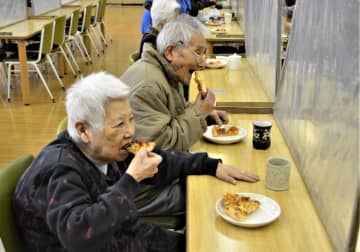 「ドミノ・ピザ」が地域貢献　ホーム入居者に60枚無料配達　船橋　お年寄り「1回食べてみたかった」