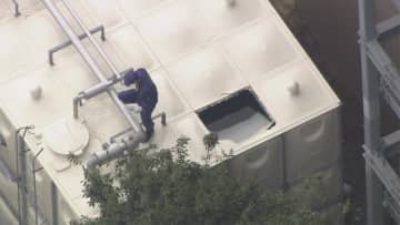 マンション貯水槽から女性遺体　住人が非常階段から転落か