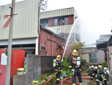 スーパー兼住宅で火災　住人男性けが　九十九里