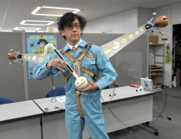 ナンセンスがモットー　明和電機、茨城県庁でパフォーマンス