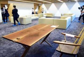 村越前市長の机「ネットオークションに」　市川市　導入時、高額との指摘も