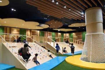 イオンタウン旭が開業、屋内公園や本棚のある交流施設オープン　無印良品、スーパーも　千葉・旭