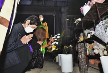 関越道バス事故10年で追悼　7人死亡、遺族らが献花