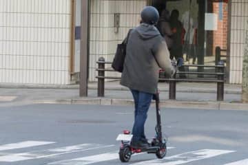 電動キックボードの規制ユルユルに　免許不要ノーヘルで交通事故増が心配