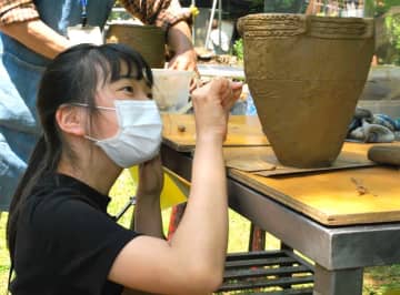 「縄文春まつり」盛り上がる　遺跡巡り、土器の文様付け体験も　千葉市若葉区の加曽利貝塚