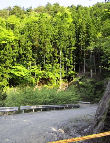 上半身の骨か、道志村捜索　大きさ数センチ、衣類近くに