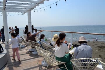 涼求め、海辺にぎわう　稲毛海浜公園のウッドデッキ人気　千葉県内、各地で夏日