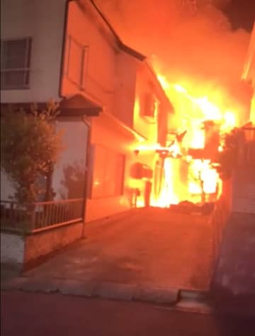 【速報】住宅2棟が全焼、1人負傷　千葉・山武の住宅街