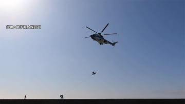 釣りの男性をヘリで搬送　防波堤から波消しブロックの隙間に転落