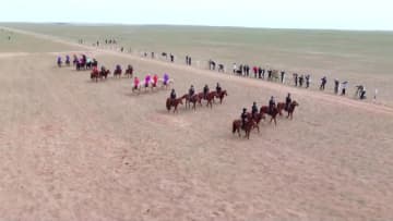 女性騎手200人、見事な騎乗技術を披露　中国内モンゴル自治区