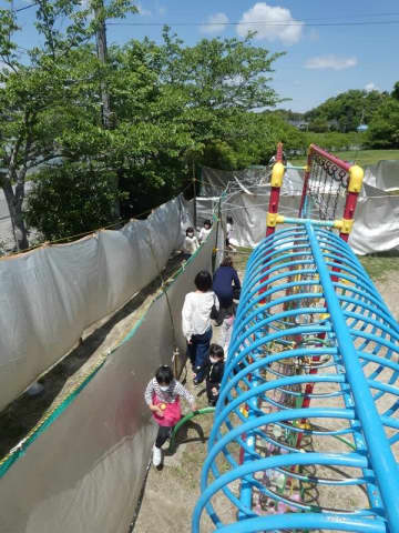 手作りの巨大迷路に歓声　福祉センター職員ら、敷地内に設営　コロナ禍、子ども祭りの代替で　茂原