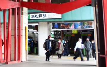 駅コンコースですれ違いざまに足触る　痴漢容疑で男逮捕　松戸