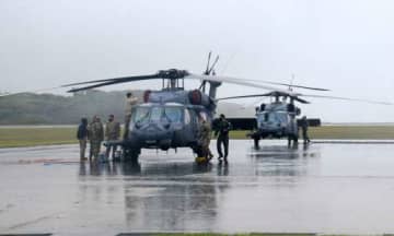 13日、「予防着陸」した米空軍嘉手納基地所属のHH60救難ヘリコプター（手前）＝中種子町の種子島空港