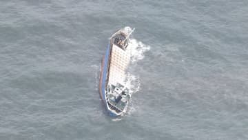 千葉県沖で貨物船傾く　乗組員5人救助　「コンテナが荷崩れ、転覆しそう」と通報