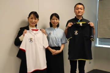 長良川鵜飼のロゴが入ったポロシャツをPRする若女将ら＝岐阜市役所