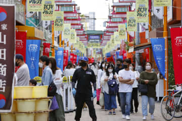 多くの買い物客で賑わう大阪市生野区の「コリアタウン」＝14日午後