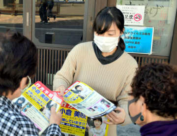 小倉美咲さんを見つけるために情報提供を呼び掛ける母のとも子さん＝2020年10月、成田市