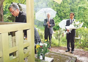 松村謙三の業績をしのび墓参した中国の劉駐名古屋総領事（右）