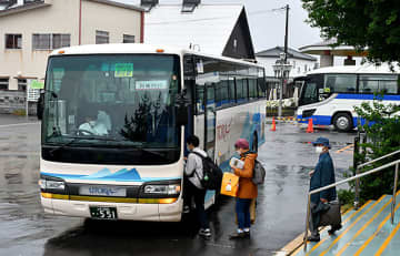 JR陸羽西線の長期運休に伴う代行バス＝庄内町・JR余目駅