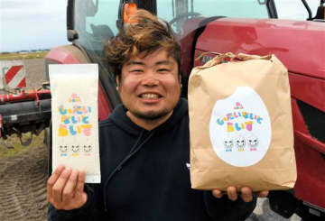 きゃりーぱみゅぱみゅさんとコラボしたパッケージの米を持つ安田さん