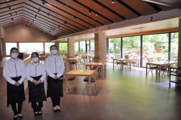 日本庭園を眺めながら食事を楽しめるダイニングレストラン「信達」