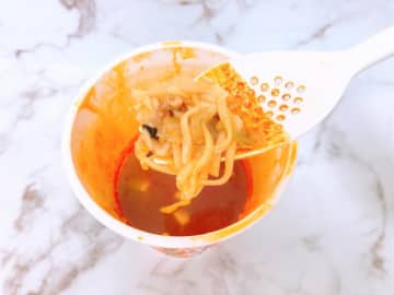 カップ麵の「具が残る問題」ついに解決！ダイソーの新型「ラーメンレンゲ」便利すぎた。