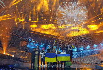 ユーロビジョンで優勝し、歓喜に沸くウクライナ代表グループ「カルシュ・オーケストラ」のメンバーら＝トリノ（AP＝共同）