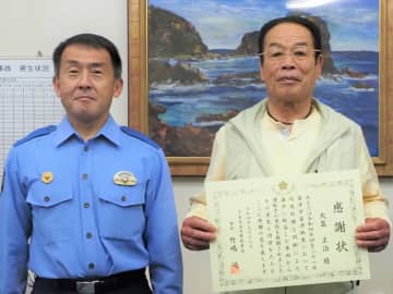 アクセル誤った車が海へ突っ込み…　沈む寸前、気付いた漁師がロープ投げ入れ命救う　富津
