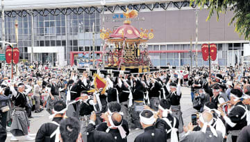 3年ぶり「おかえり」　美川で祭り、児童もラッパ　神輿、台車巡行　初のルート短縮　