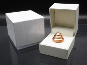 「うんち」が化粧箱に入って届く、しかも回る　開発理由がガチすぎる精密コマ