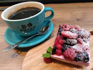 北海道がテーマのカフェ「ビービーシープ コーヒー」が阪急御影駅前に登場!