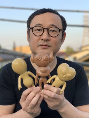 なべやかん遺産｜「エモリ宇宙人」　芸人にして、日本屈指のコレクターでもある、なべやかん。 そのマニアックなコレクションを紹介する月刊『Hanada』の好評連載「なべやかん遺産」がますますパワーアップして「Hanadaプラス」にお引越し！ 今回は「エモリ宇宙人」！