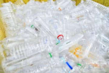 ペットボトル「つぶす・つぶさない」論争　ごみ出し時あなたの住む町は