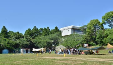 旧南条小跡地をキャンプ場に　グラウンドにテント、保健室は売店　地域活性化へ期待　横芝光