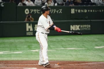 岡本がセ単独トップの17号　村上に並ばれた翌日の“奪還劇”　スタンドは大歓声