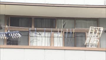 高齢女性が首から血を流し死亡　夫とみられる男性事情知るか
