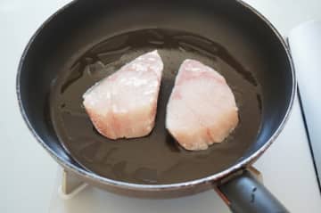 炎上！一人暮らし初心者を襲ったハプニング　油をひいたフライパンにキッチンペーパーを敷いたら……