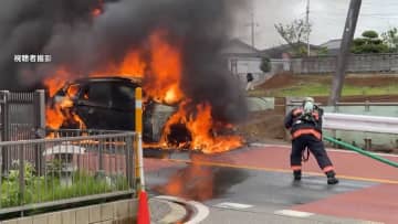 朝の住宅地で...車が炎上　みるみる広がる 爆発発生