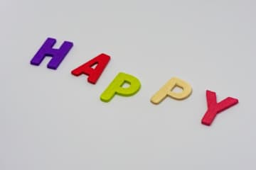「happy」だけでない! うれしい気持ちを表すイギリス英語のフレーズ