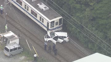 踏切で電車と車衝突　乗客300人が歩いて駅に